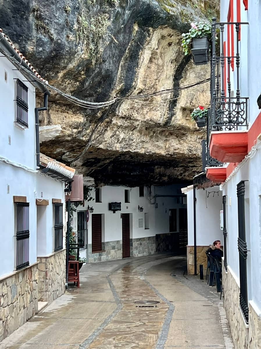Case houses and businesses underneath a giant overhanging cliff in Setenil de las Bodegas 