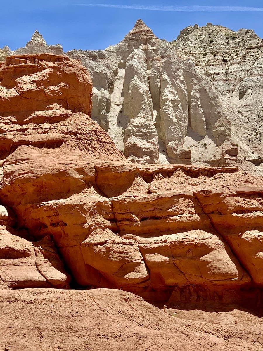 Red and white rock features in Kodachrome Basin State Park